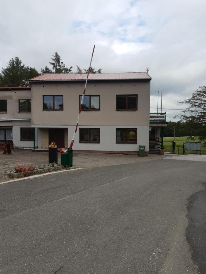 Hôtel Autokemp U Veze à Hořice Extérieur photo